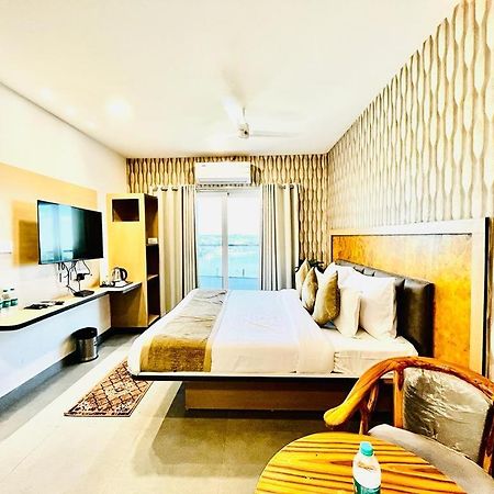 Hotel Lake View Airport Zone ハイデラバード エクステリア 写真
