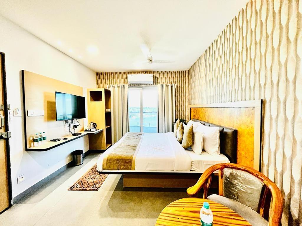 Hotel Lake View Airport Zone ハイデラバード エクステリア 写真