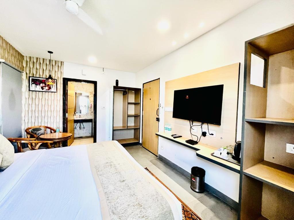 Hotel Lake View Airport Zone ハイデラバード エクステリア 写真