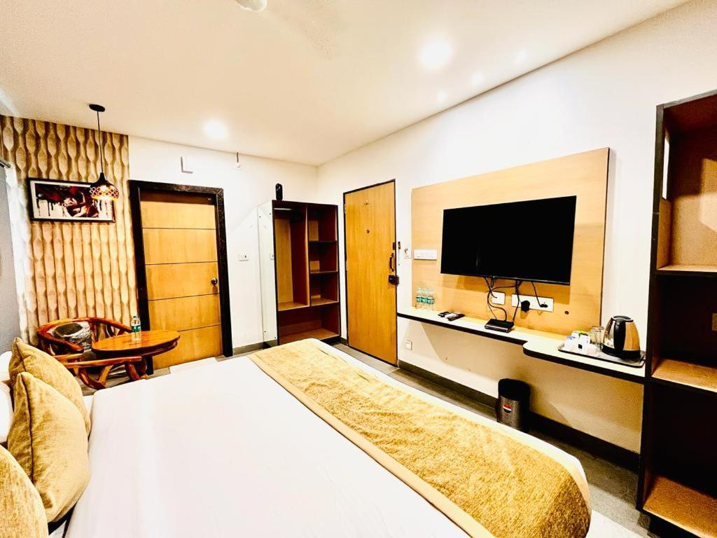Hotel Lake View Airport Zone ハイデラバード エクステリア 写真
