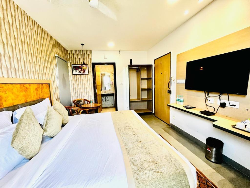 Hotel Lake View Airport Zone ハイデラバード エクステリア 写真