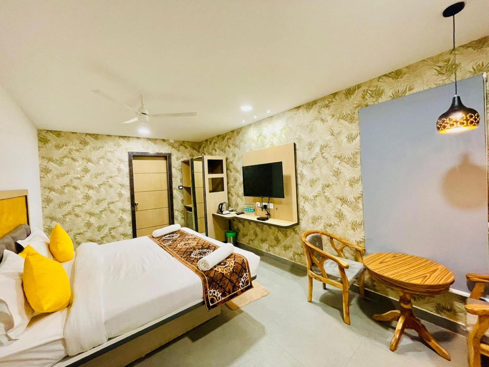 Hotel Lake View Airport Zone ハイデラバード エクステリア 写真