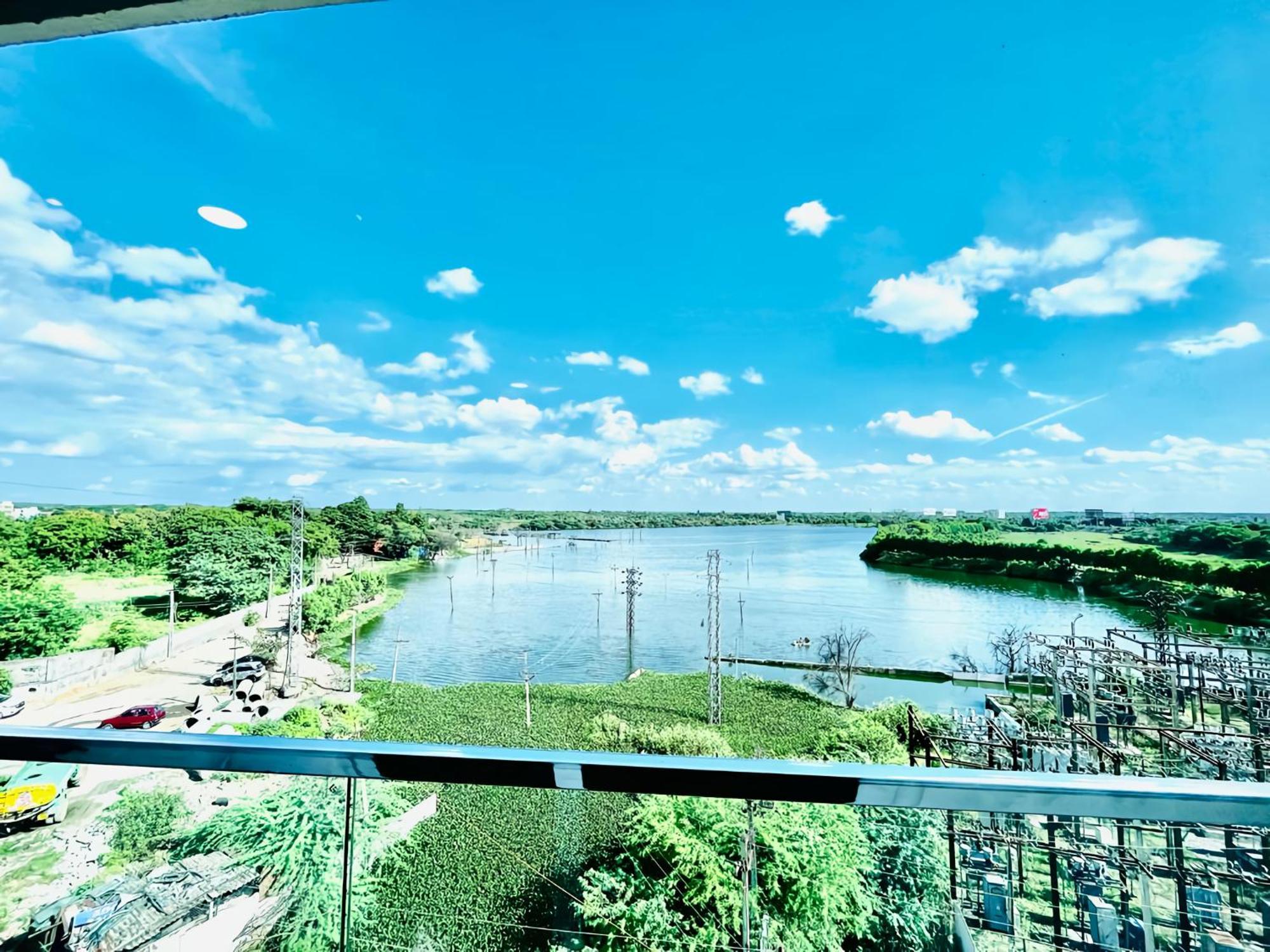 Hotel Lake View Airport Zone ハイデラバード エクステリア 写真