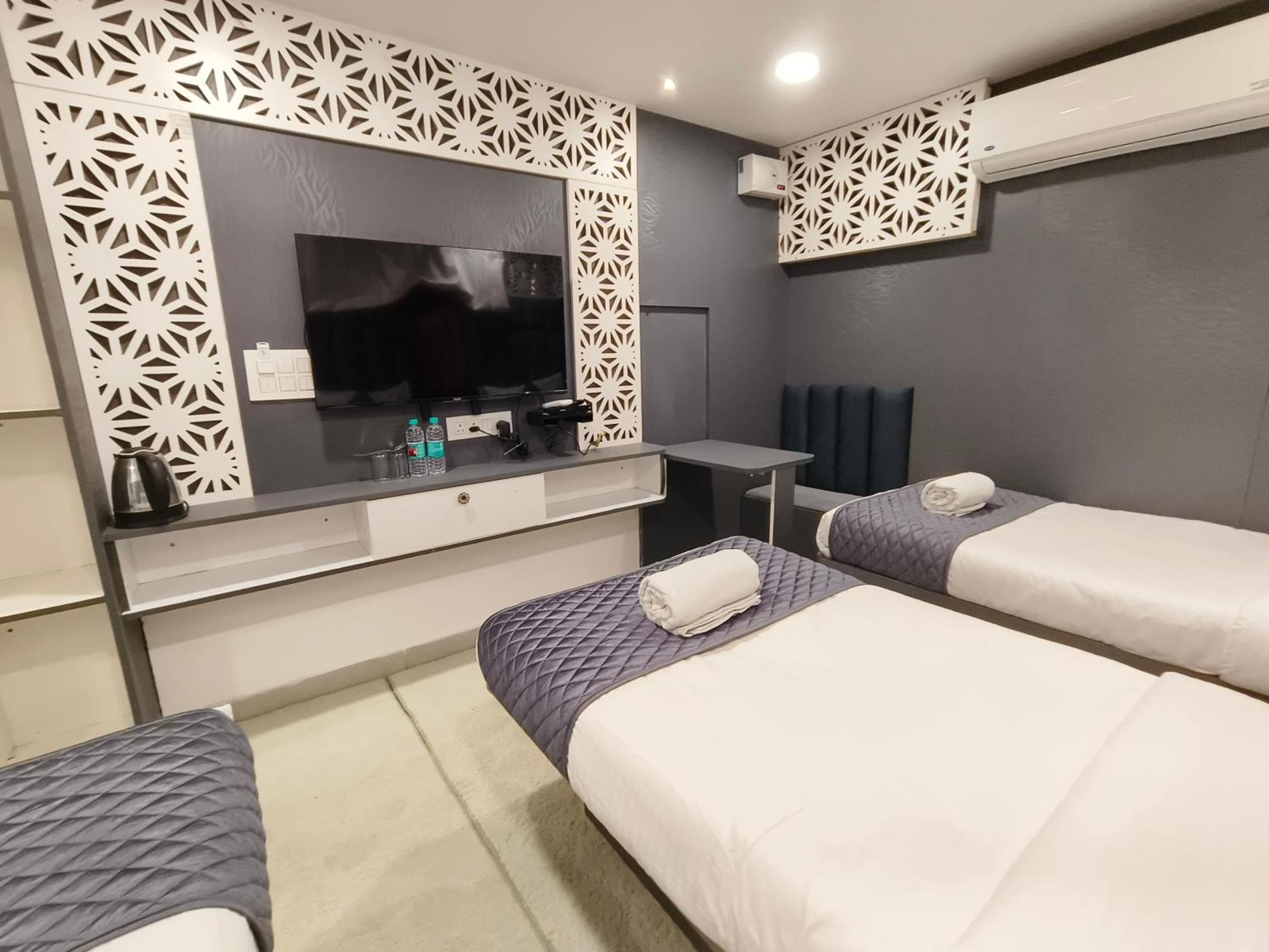 Hotel Lake View Airport Zone ハイデラバード エクステリア 写真